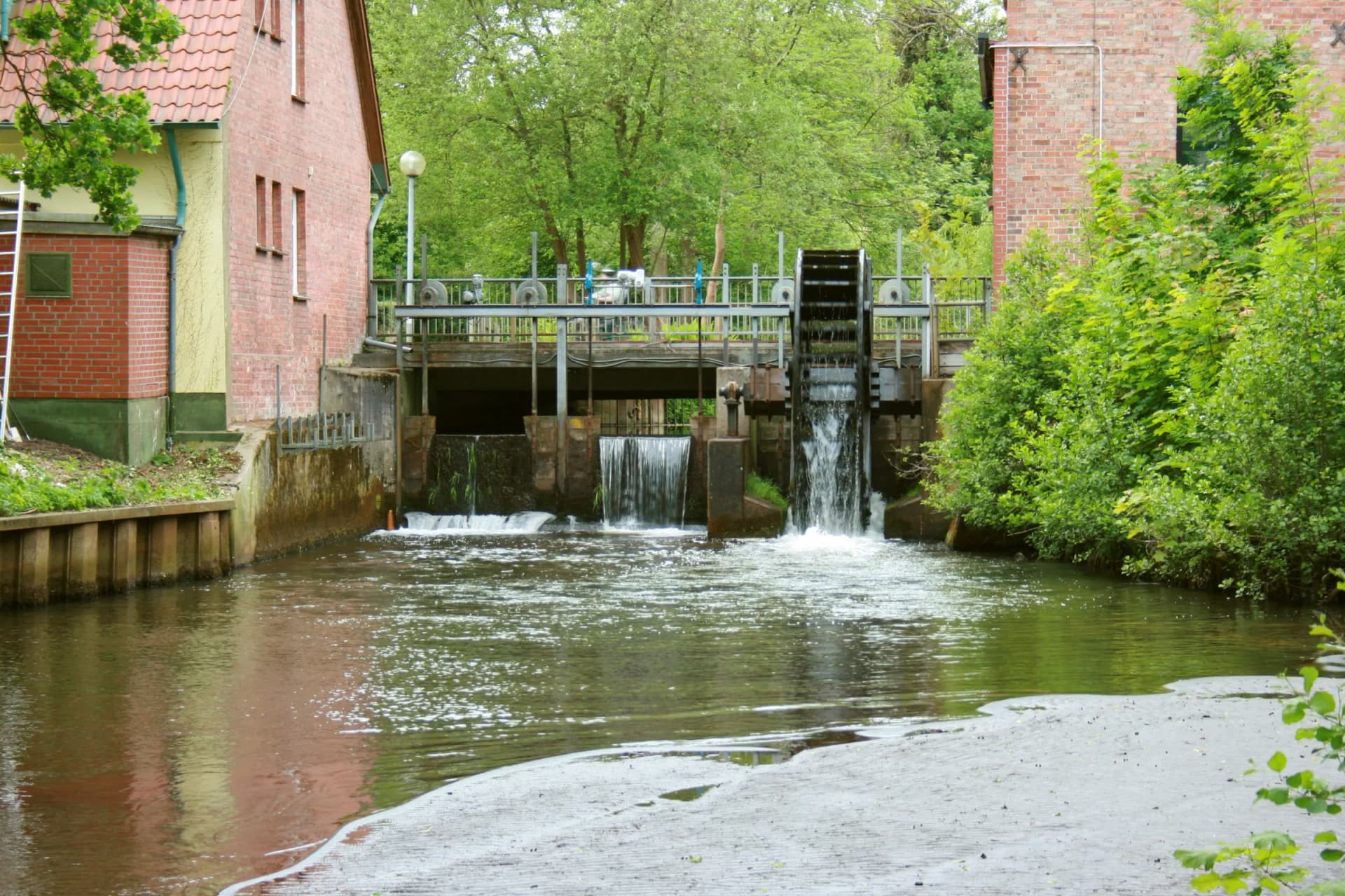 Die Böhme mit Wehr und Wasserrad an der Waldmühle in Soltau