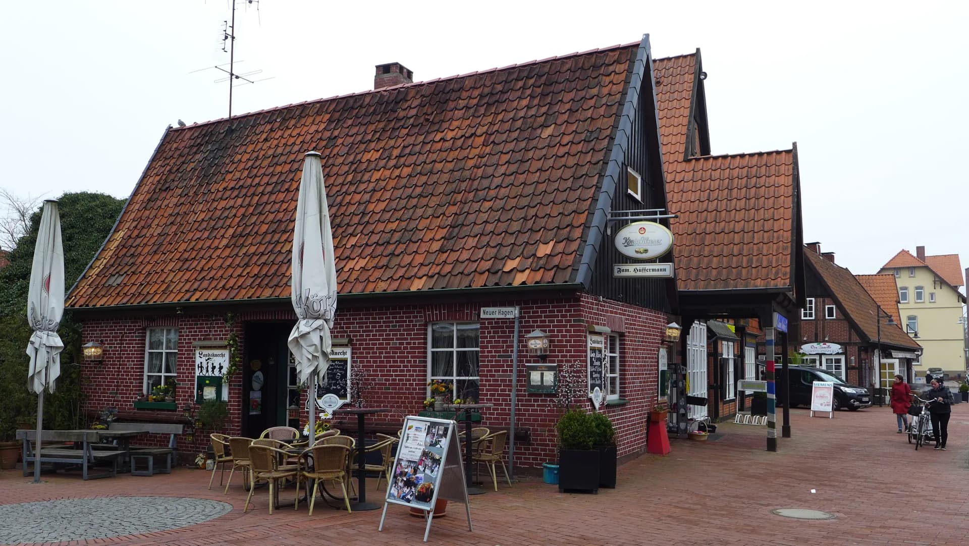 Backsteinhaus mit Café-Terrasse im Hagen in Soltau
